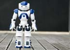 KSERA-projekti (Eindhovenin yliopisto) Knowledgeable Service Robots for Aging Sosiaalinen kumppani?