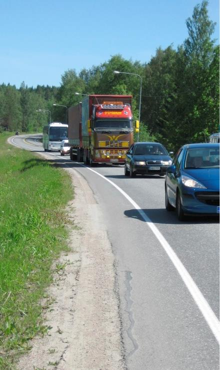 Kehittäminen kaupunkimaisena pääväylänä Kaupunkimainen pääväylävaihtoehto täyttää läpikulkuliikenteen palvelutasovaatimukset painottaen raskasta liikennettä, mutta ratkaisut on toteutettu enemmän