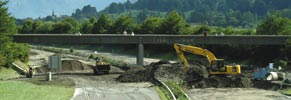 Tulvan jälkeen Komatsu auttaa Sveitsiä jälleenrakentamisessa tulvien jälkeen Franz Kissling Komatsun jälleenmyyjä Kuhn Schweiz AG oli ajan hermolla ja kykeni vastaamaan kysyntään, jonka aiheuttivat