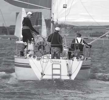 6 INFERNO 31 Inferno 31 on oikeastaan Finngulf 31. Inferno nimittäin oli edesmenneen Tallberg Nautican brandi myymilleen veneille, nimen kerrotaan tulleen Kreikassa sijaitsevan yökerhon mukaan.