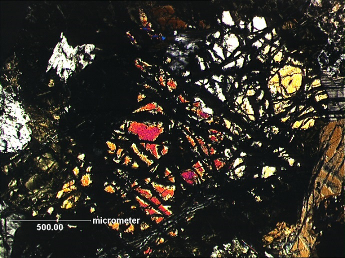 Serpentiiniytymisen tuloksena on näytteissä runsaasti sekundaarista magnetiittia juonina ja pirotteena, mikä aiheuttaa magneettikiisun ohella magneettisen anomalian (kuva