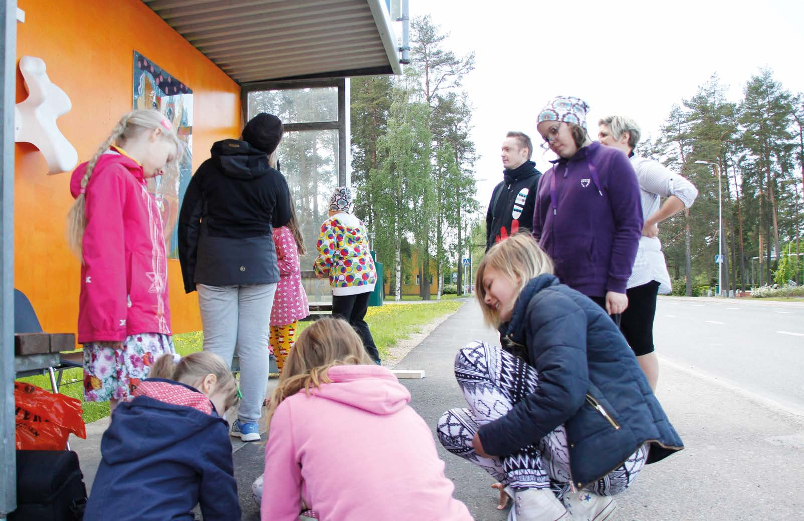 Galleriapysäkki Lasten taidetta ohikulkeville Petäjä-opiston taideviikon lapset testailivat performatiivista ilmaisua ja perustivat galleriapysäkin.
