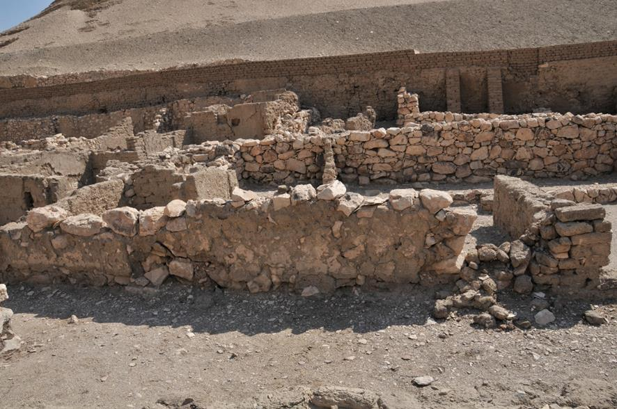 Kuva 10. Deir el -Medinalle tyypillisiä kalkkikiviseiniä.