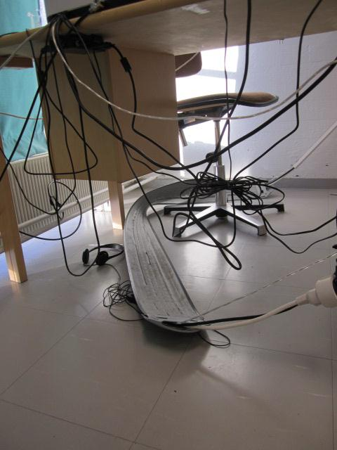 Sähköjohdot vaikeuttavat tilojen siivousta (Kuva: Anu Bister 2011)