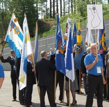 .. Siellä Simo heiluttelee komeasti klubimme tunnusta.