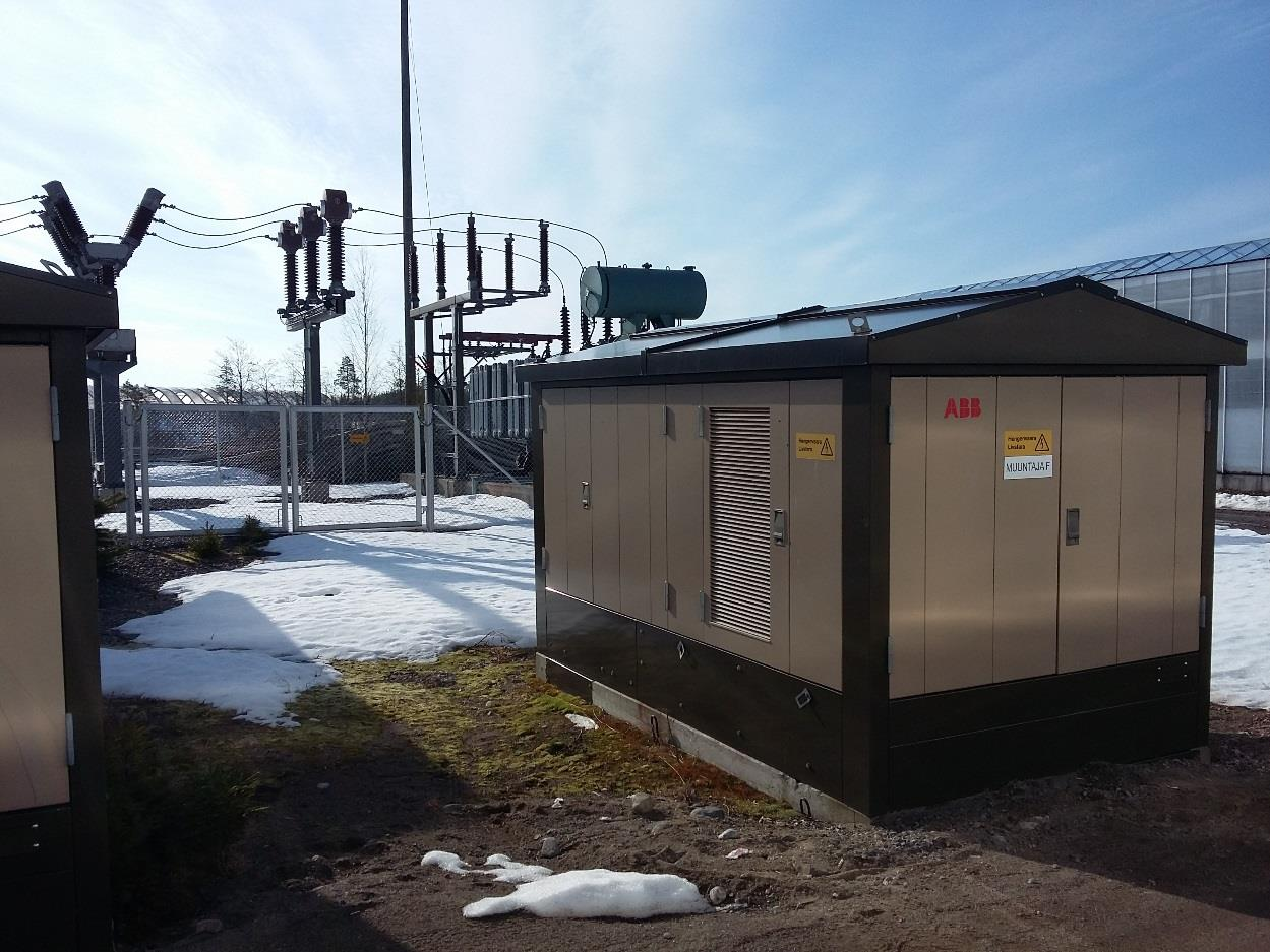 39 (51) 8.4 Muuntaja F Muuntaja F on näennäisteholtaan 1 600 kva:n muuntaja (Kuva 18). Valaistusosastojen kompensointi on toteutettu 3-vaiheisilla valaisinryhmille asennetuilla kondensaattoreilla.