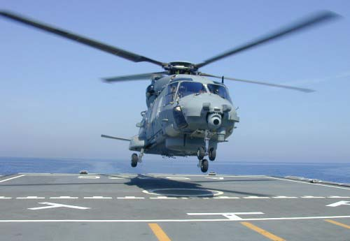 kuljetushelikopterista (kuva 2). Puolustusvoimilla on vielä toistaiseksi myös käytössä venäläisvalmisteisia raskaita Mil Mi-8 H/P kuljetushelikoptereita.