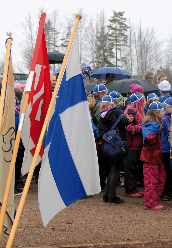 E TEL Ä - K A R JA L A N P A R T IO L A IS ET Etelä-Karjalan Partiolaisiin kuuluu 21 toimivaa lippukuntaa piirin eteläisimmästä kärjestä Luumäeltä pohjoisimpaan Parikkalaan.