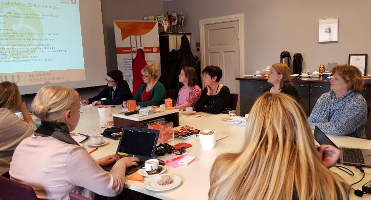 Paikkakunnilla, joissa on vastaanottokeskus, tulisi kartoitaa maahanmuuttajien ohjauksen tarpeita. Kuva 6. Haastattelukäynti Oulussa Byströmin nuorten palveluissa 3.2.2016.