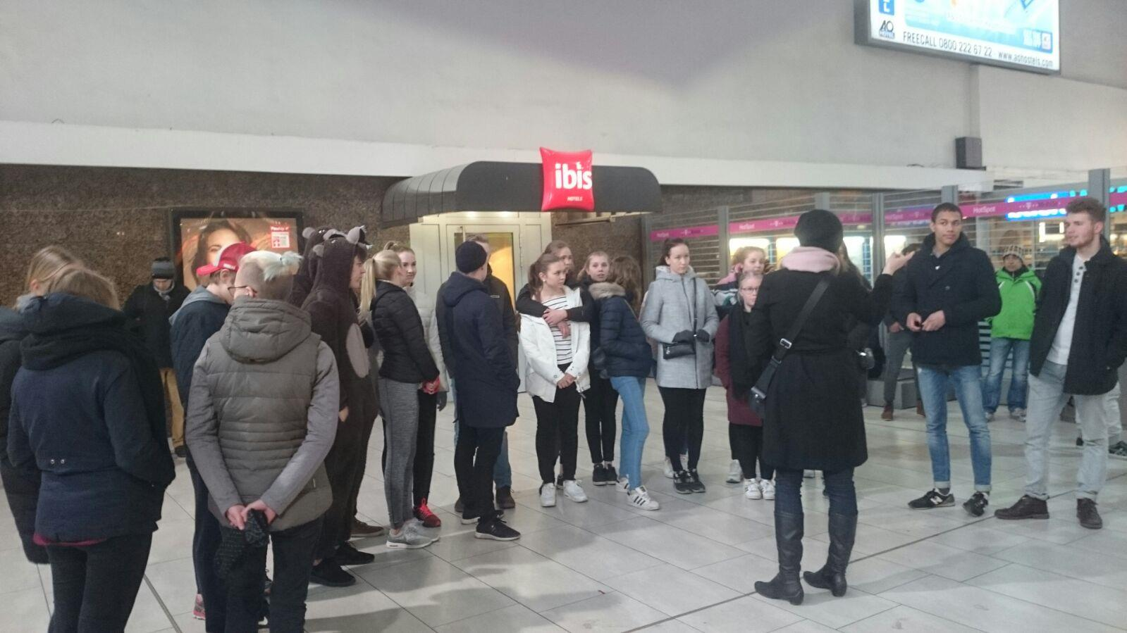 Oppilaat valmiina amazing-raceen. Ohjeita antamassa Espoonlahden lukion opettaja Mari.