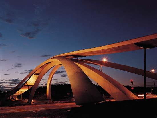 Kuvassa 3 on Norjassa sijaitseva Leonardo da Vincin silta. (Heinänen 2014, 48 49; Puuinfo 2016.) 12 KUVA 3. Leonardo da Vincin silta. (Lähde: www.leonardobridgeproject.org) 3.