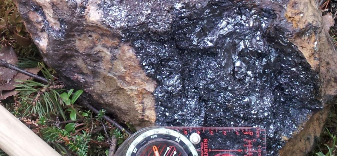 yksittäisiä juonia <=> kallioperän särkyminen Mäkärä Breksia = kivimurskaleista
