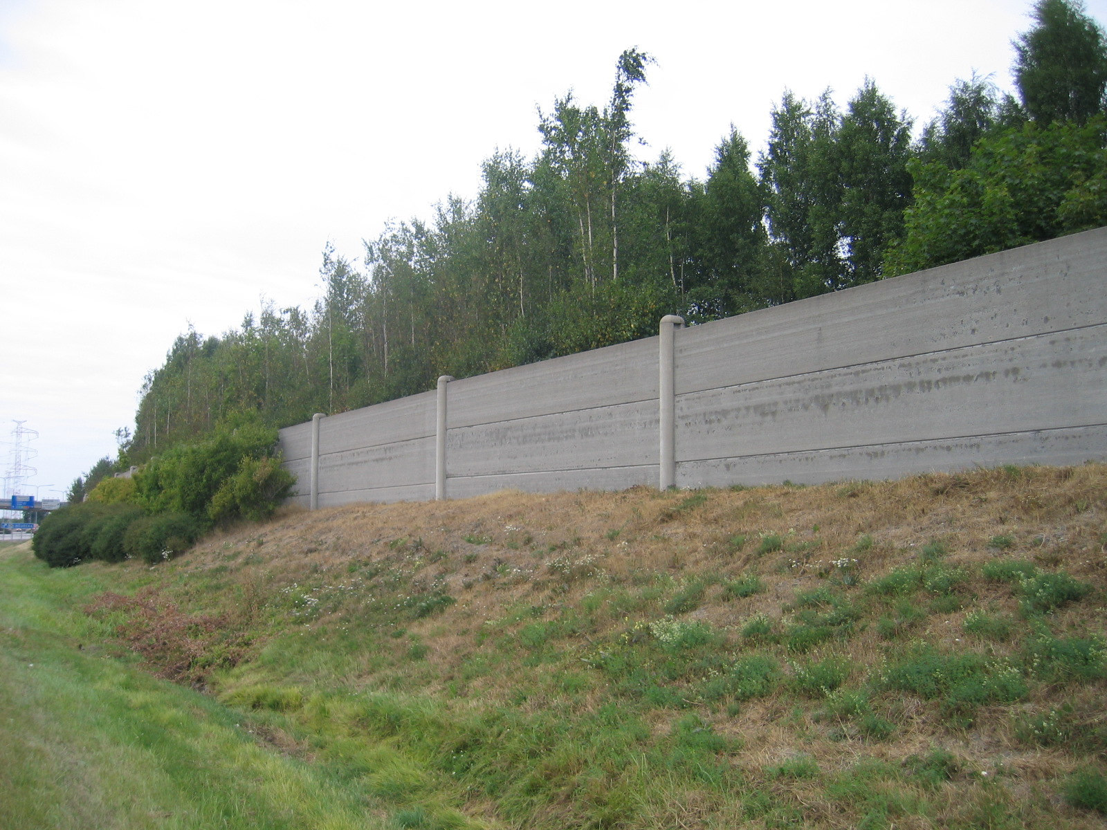 TAMPEREEN AMATTIKORKEAKOULU TUTKINTOTYÖ 23 3.5.2 Ontelolaattaseinä (V-E 2a ja VE-2 b) Ontelolaattaratkaisu ilman verhousta.