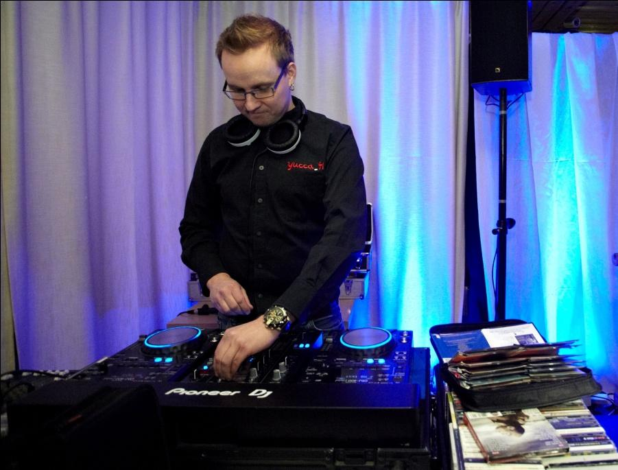 43 Kuva 4: Kohdevalaisu seminaarissa. Harvassa muussa markkinoinnin välineessä voidaan käyttää musiikkia ja ääntä niin monessa ja elämyksellisessä merkityksessä kuin tapahtumissa.