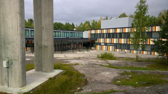 MUUTTOJA JA MUUTOKSIA Me muutimme ala-asteelta yläasteelle, koska ala-asteella on sisäilmaongelma. Meillä vaihtui opettaja ja myös englanninopettaja. Minulla on paljon kavereita.