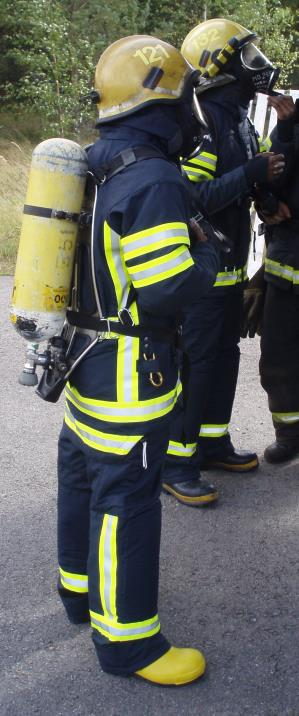 33 KUVA 5. Pelastajat sammutusvarusteissa (Salminen 2014c, muokattu). Donaldin ja Adamsin (2000, 34) tekemässä tutkimuksessa tutkittiin suojavarusteiden vaikutusta pelastajien tasapainoon.