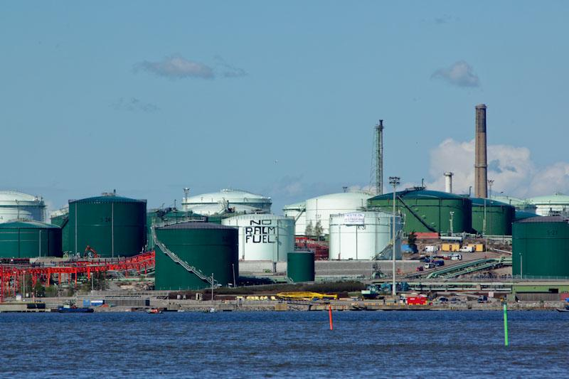 20 Kuva 3. Greenpeace maalasi iskulauseen öljysäiliön kylkeen Porvoon jalostamolla. (Leppänen 2009.) 1.5.