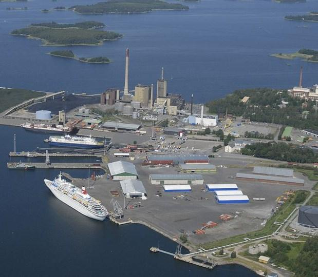 23 Vaasa Vaasan öljysatamassa on yksi laituripaikka tankkilaivalle ja välineet laitteistot lastin käsittelemiseen ja varastoimiseen.