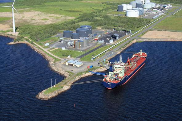 25 Oulu Oulun satamassa, Vihreäsaaressa, on yksi öljylaituri. Sinne tuotiin Satamaliiton tilastojen mukaan vuonna 2011 noin 580 000 tonnia öljylasteja.
