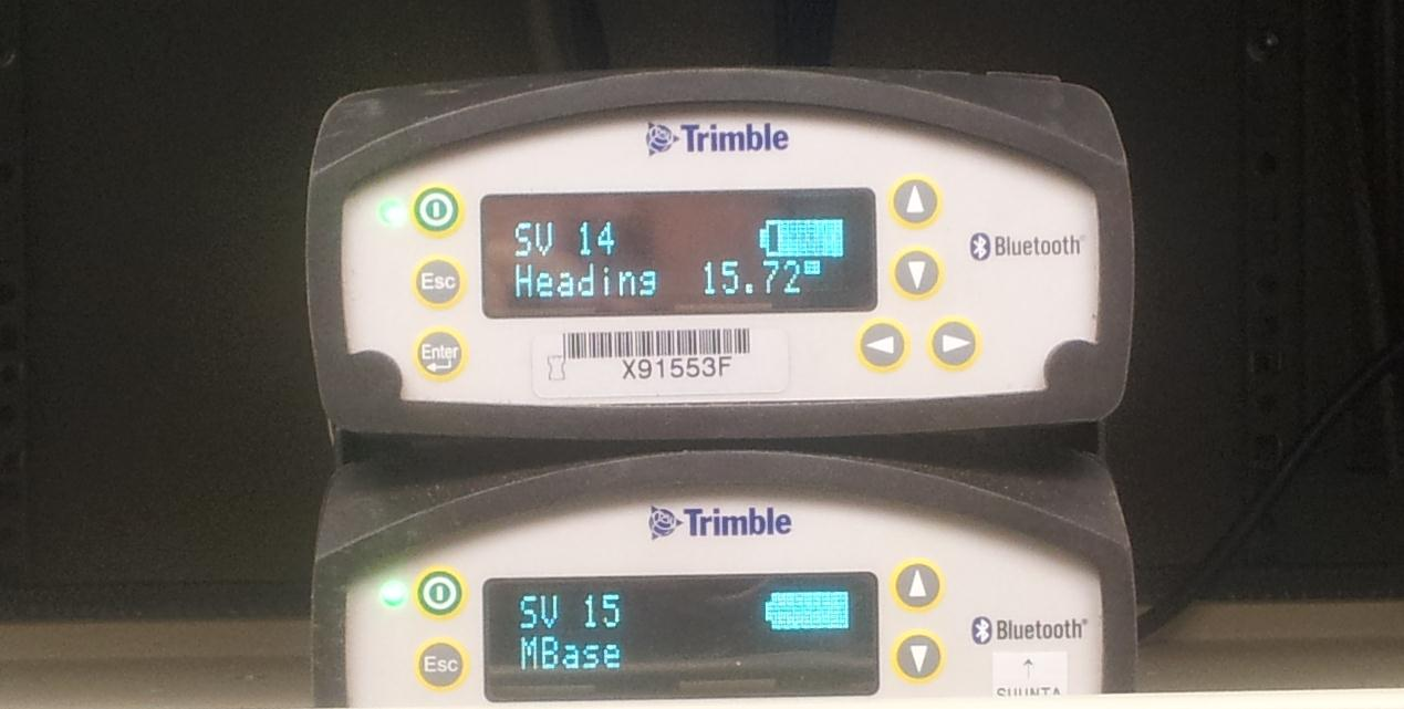 6.5 Trimble SPS555H Trimblen GNSS-satelliitipaikannuslaitteiston käyttöönotossa on tarkistettava, että modulaariset vastaanottimet on yhdistetty kaapelilla toisiinsa laitteiston takapaneelista