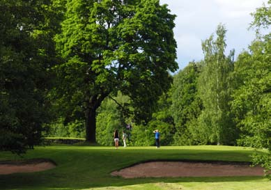 n Kenttämestari Esa Laakonen leikkaa tyytyväisenä huippukuntoista kenttää 22.9.2010 6 K A T S E 7 K A T S E