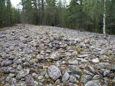 Taustalla näkyvän avoimen rakkakivikon laella on entisen kolmiomittaustornin paikka. Kuvattu kohti pohjoista. T. Mökkönen 18.8.2011.(DG2212:1) Kuva 12.