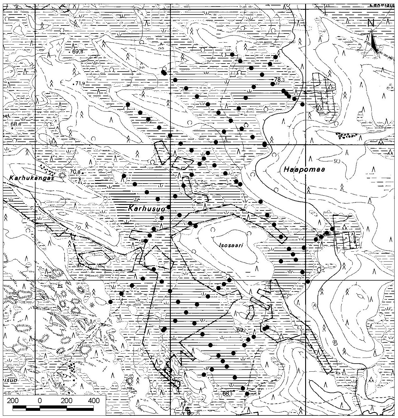 42. Karhusuo Karhusuo (kl. 3511 11) sijaitsee noin 30 km Haukiputaan kirkolta itäkoilliseen (kuva 44). Suo on muodoltaan epäyhtenäinen rajoittuen moreenisaarekkeisiin ja -kankaisiin.