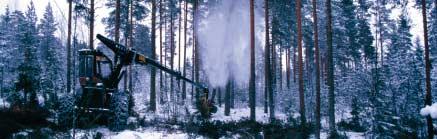 5 PUUN KORJUU JA KULJETUS Vuonna 2001 lähes kaikki metsäteollisuuden ja Metsähallituksen hakkaama puu korjattiin koneellisesti.