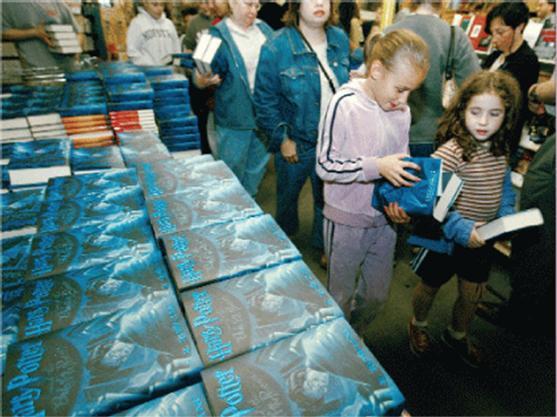 Kevät 7. INTERTEMPORAL PRICE DISCRIMINATION Chater : Pricing with Market Power Publishing both hardbound and aerback editions of a book allows ublishers to rice discriminate.