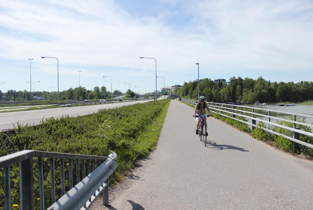 - Länsiväylän vieressä kulkee kevyenliikenteenväylä. Paikoitellen erittäin tuulinen ja meluinen.