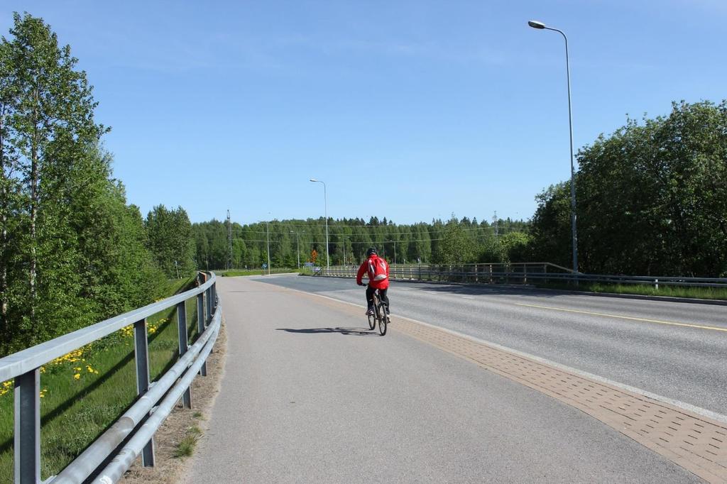 + Leveä jalankulku- ja pyöräilyväylä - Maassa ei ole