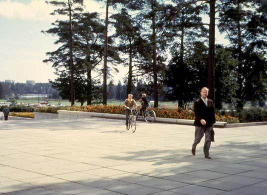 KASVILLISUUDEN KEHITTÄMISEN TAVOITTEET Tapiolan vanhan keskustan piirteitä ja istutustapaa tulee kunnioittaa. Kasvillisuutta tulee uusia alkuperäisten suunnitelmien hengessä.