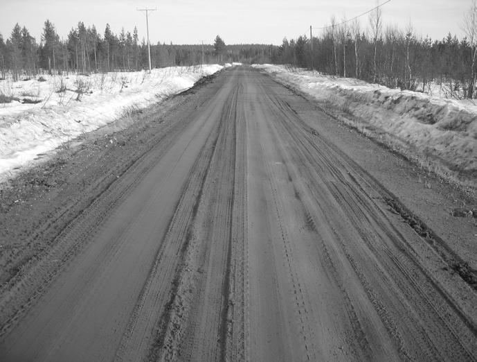 Tien reunat olivat pahasti pehmenneet aiheuttaen ongelmia raskaalle liikenteelle. Kuva 15.