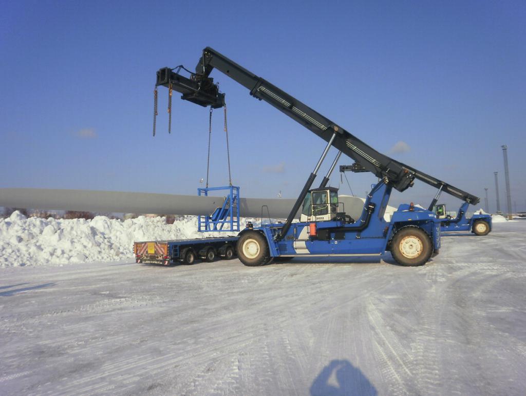 3.2. KONTTIKUROTTAJA Esimerkkitapauksessa käytettiin kenttänostoissa kahta Reach Stacker, eli konttikurottaja tyyppisiä koneita. Niiden nostokyky oli 45 tonnia kone.