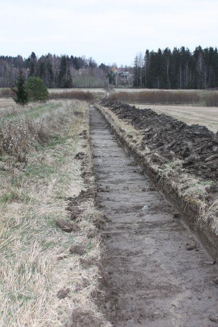 ) Työkuva. Koeojaa avataan paaluvälillä 120 150.