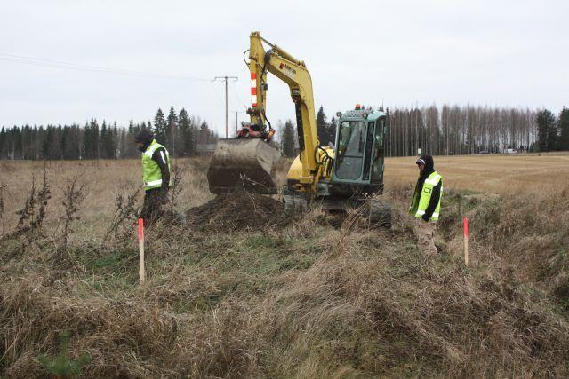 15 AKDG3900:16 Työkuva. Pentintien eteläreunalla kulkevaa viemärilinjaa kaivetaan.