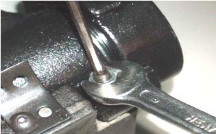 Adjusting side strap stop Loosen screws (94 and 14). Put the size you want in place and tighten the screws.