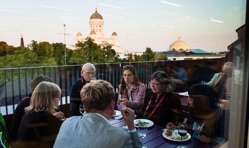 Valokuvat sisätiloista välittivät katsojille vaikutelmia mm. upeasta Kupolisalista, lukusaleista pylväineen ja aivan 1900-luvun alkuvuosina rakennetusta laajennusosasta, Rotundasta.