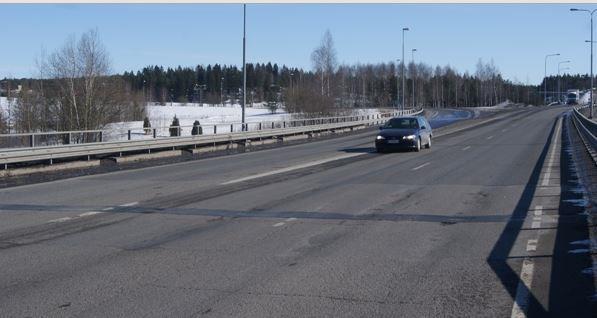 Luokkaan 2 kuuluivat ne kadut, joiden vauriot ovat ainoastaan päällystekerroksessa. Päällysteessä on esimerkiksi nastarenkaiden kuluttamia uria tai päällysteeseen on tullut reikiä.