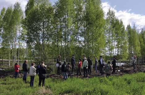 6 Mallikosteikko oppilaitosympäristössä Kuva 26. Täky+ -hankkeen kosteikkosuunnittelijoiden koulutusryhmä tutustui mallikosteikkoon toukokuussa 2012.