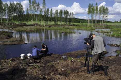 Taustalla näkyy Pohjoisen Keski-Suomen oppimiskeskuksen rakennuksia. Kuva 28.