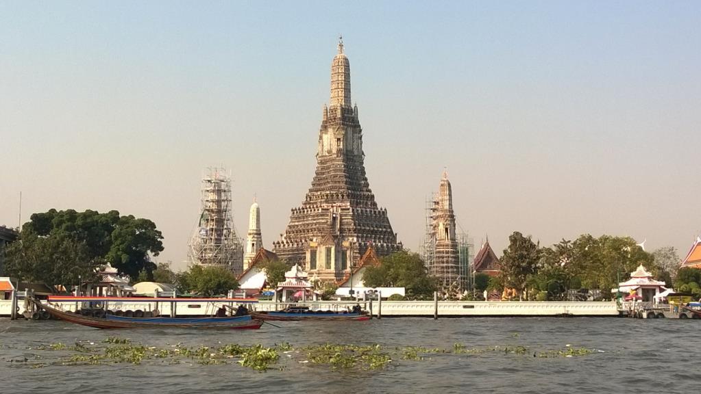 Bangkok 2.-6.2.2015 Jokilaivalla Wat Phra Kaeolle Vajaan puolen kilometrin päässä hotellistamme oli venelaituri, jossa kaikki jokilaivat pysähtyivät.