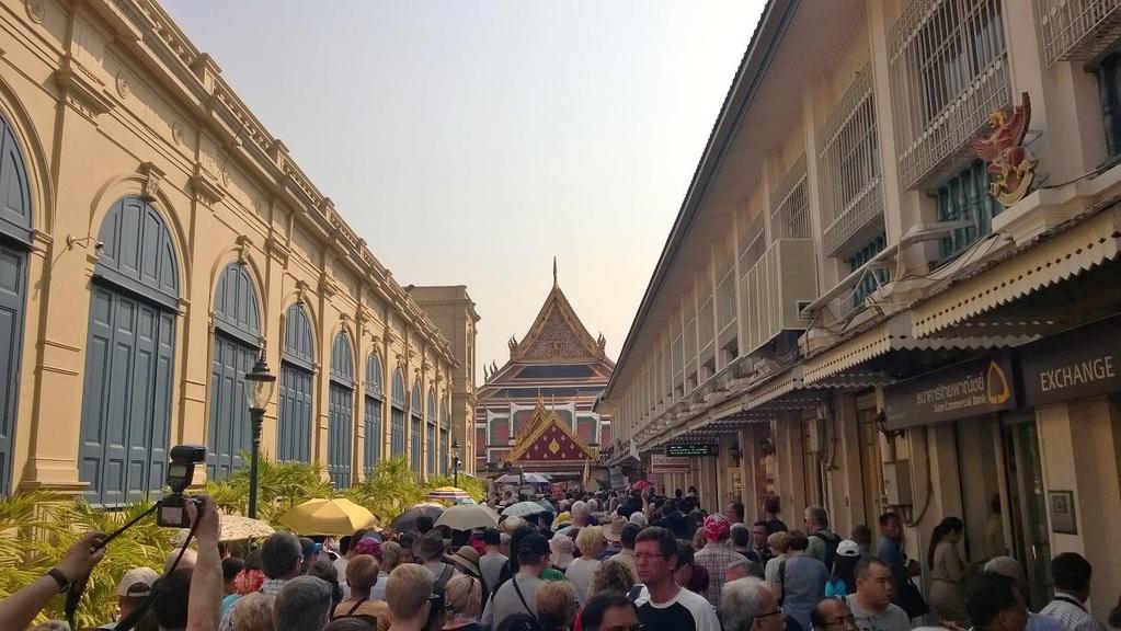 Saavuimme Wat Phra Kaeolle helteisessä säässä. Välillä meitä oli yritetty jälleen kerran höynäytellä muualla. Kaveri tarjosi taksikyytiä ilmoittaen, että tämä paikka olisi tänään suljettu.