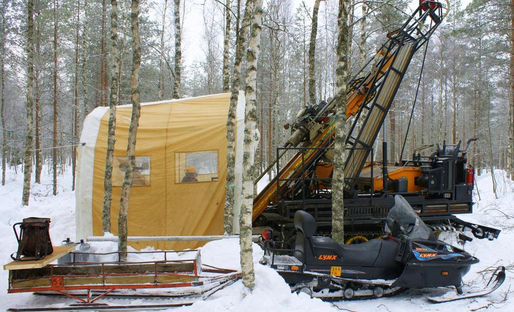 4 Kuva 3. Kairaus käynnissä Kaustisen Rapasaarilla. Figure 3. Drilling at Rapasaaret, Kaustinen. 2.