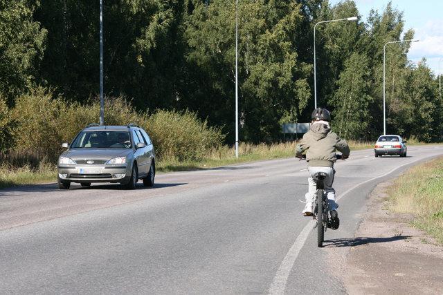 Suojatiesääntöjen noudattamattomuus ja punaisia liikennevaloja päin ajaminen koettiin suureksi puutteeksi. Poliisin valvonnan vähäisyys lisäsi turvattomuuden tunnetta.