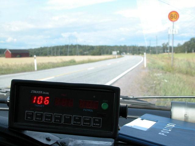 Asun Kajaanin Vuorokkaantien omakotialueella (n.26 taloutta), jota halkaisee Kajaani-Kokkola-tie (nopeusrajoitus 80 km/t). Päivittäin kylän n.