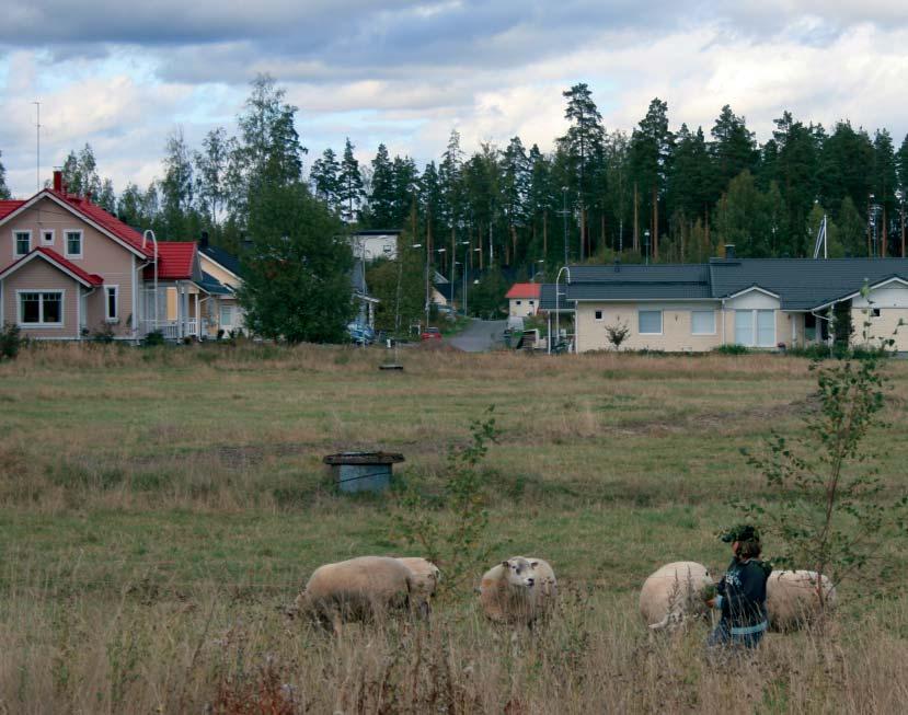 Janne Heliölä Maatalousympäristömme on voimakkaan muutoksen tilassa. Asutus keskittyy yhä selvemmin eteläiseen Suomeen, missä laajenevat taajamat muuttavat maalaismaisemaa.