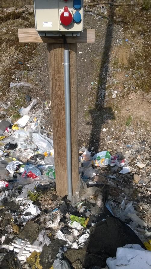 12 (51) KUVA 1. Kaapelin suojaaminen ulkoisilta rasituksilta (Salento 2016.) 2.1.7 Johtojen valinta Kaapelin johtimien poikkipintojen määritettäessä täytyy ottaa huomioon seuraavat asiat sekä
