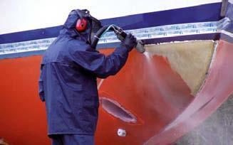 PINNAN VALMISTELU Kun maalaat venettä uudelleen, sinun pitää puhdistaa se ja varmistaa, että jäljellä oleva maali pysyy vielä tiukasti kiinni pinnassa.
