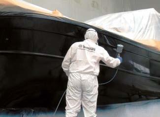 YLÄKANNEN, KANSIHYTIN JA KANNEN PINTAMAALAUS Lakan levittäminen on viimeinen vaihe veneen maalauksessa. Lakka antaa kemiallisen ja mekaanisen kestävyyden sekä tyydyttävän ulkonäön.